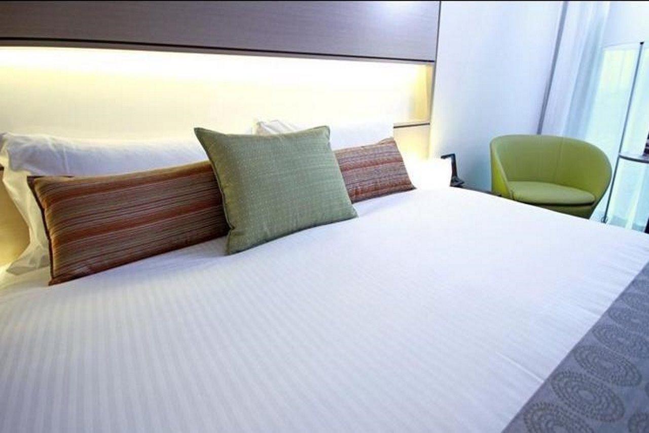 The Point Brisbane Hotel Dış mekan fotoğraf A bed with pillows