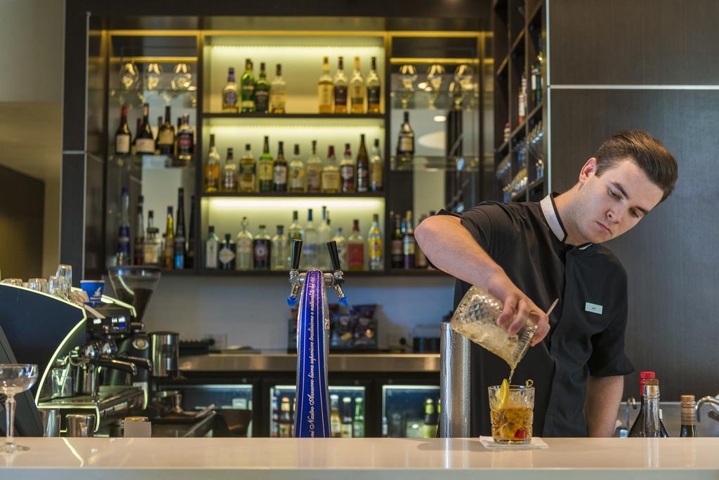 The Point Brisbane Hotel Dış mekan fotoğraf A bartender at work